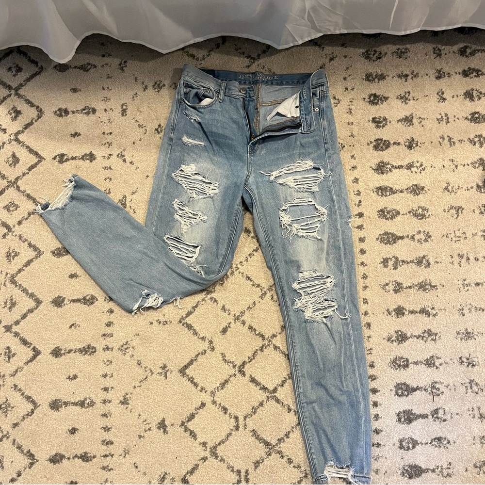 American Eagle ripped mom jean